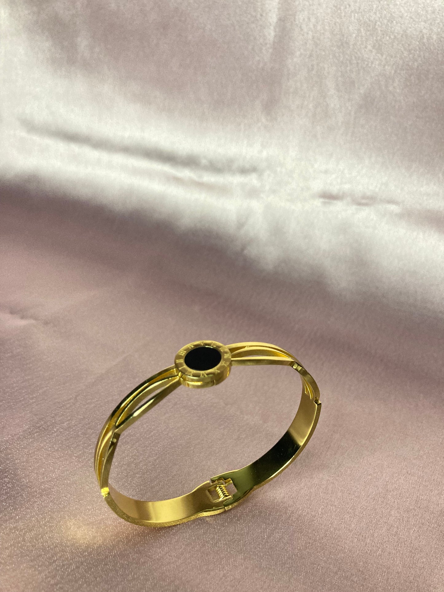 Noir Circle Bracelet